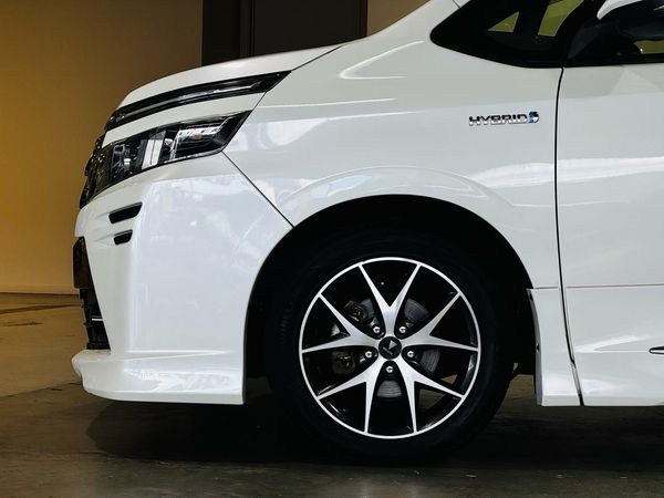 2014 Toyota Voxy Hybrid - V Grade Carousel 9
