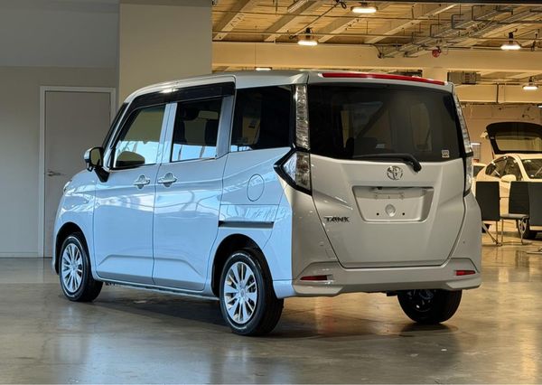2018 Toyota Tank XS Carousel 14