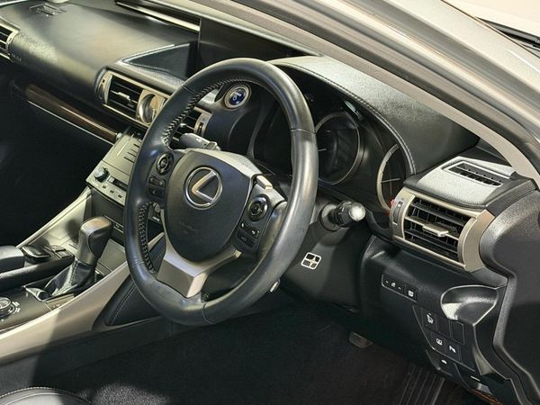 2013 Lexus IS 300h Version L Carousel 4