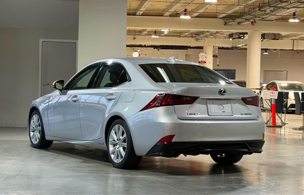 2013 Lexus IS 300h Version L Carousel 15