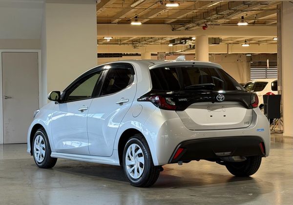 2020 Toyota Yaris Hybrid X Carousel 15