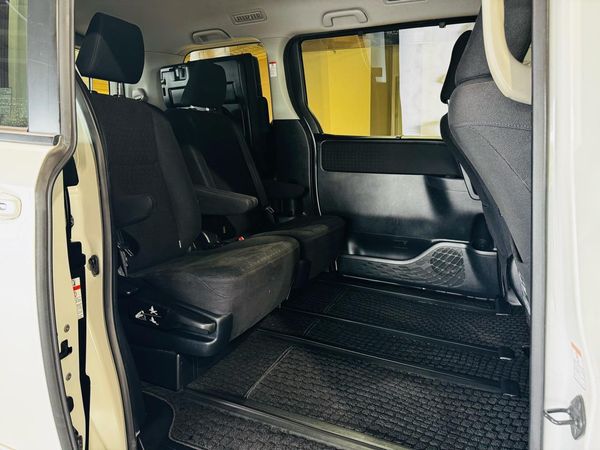 2014 Toyota Voxy Hybrid - V Grade Carousel 6