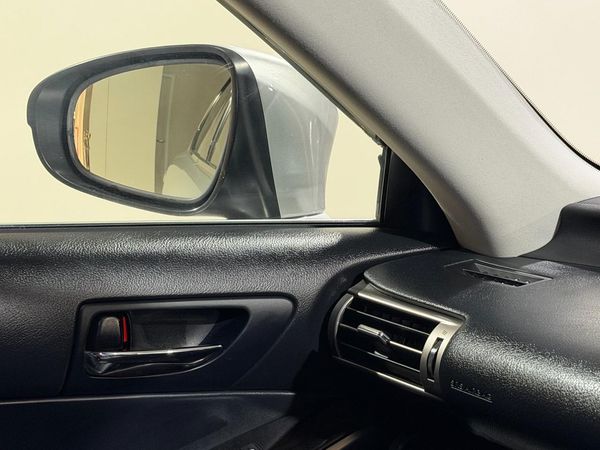 2013 Lexus IS 300h Version L Carousel 6