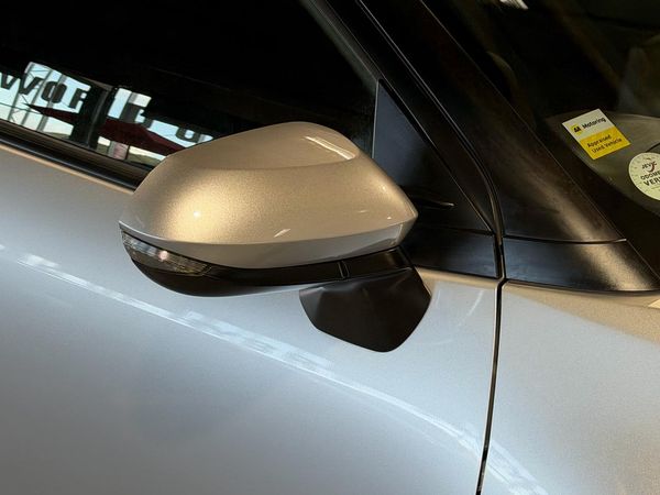 2021 Toyota Yaris Cross HYBRID-X Carousel 3