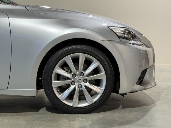 2013 Lexus IS 300h Version L Carousel 2