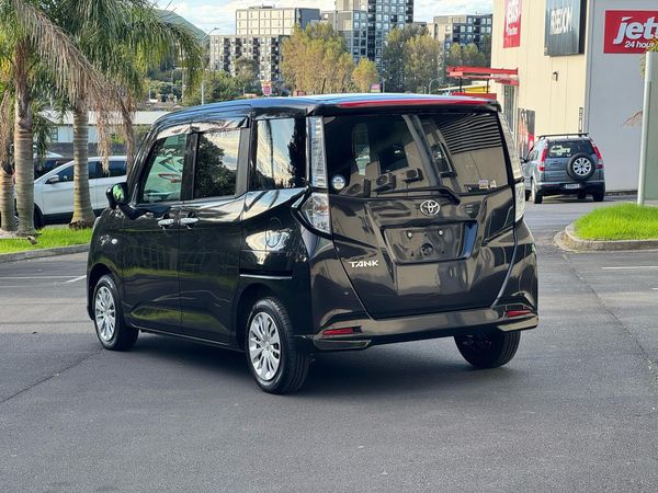 2017 Toyota Tank XS Carousel 13