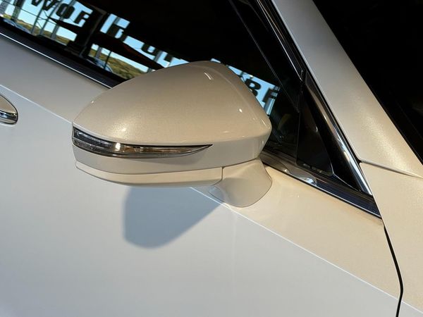 2013 Toyota Crown Hybrid Royal Saloon Carousel 3