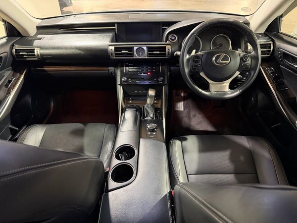 2013 Lexus IS 300h Version L Carousel 3