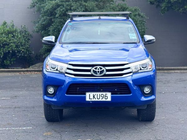 2018 Toyota HILUX SR5 TD DC 2.8D/6AT/U Carousel 1