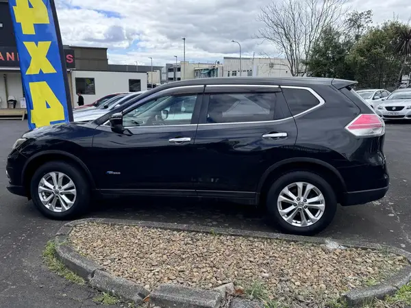 2015 Nissan X-TRAIL HYBRID Carousel 2