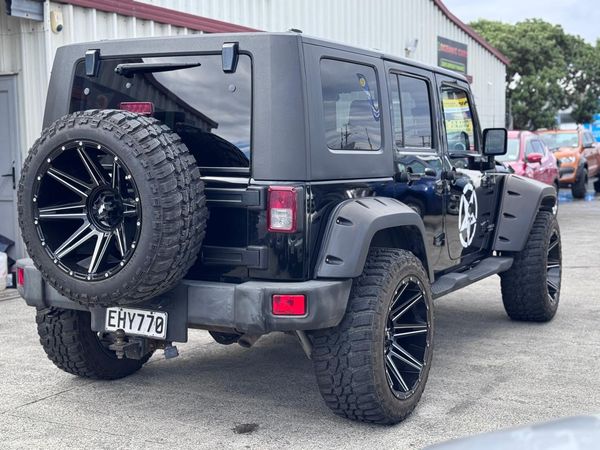 2008 Jeep Wrangler SAHARA 2.8 DSL A 4DR Carousel 5