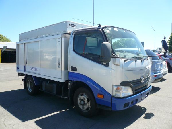 2014 Toyota Dyna bottle truck 2000cc diesel turbo automatic Carousel 11