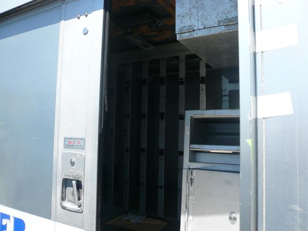 2014 Toyota Dyna bottle truck 2000cc diesel turbo automatic Carousel 5