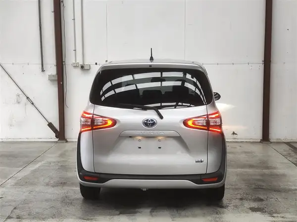 2016 Toyota Sienta G Carousel 4