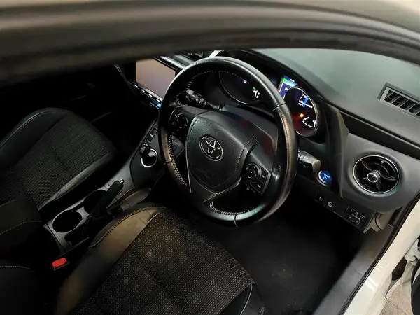 2016 Toyota Corolla AURIS Carousel 2