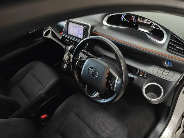 2017 Toyota Sienta HYBRID G Carousel 3