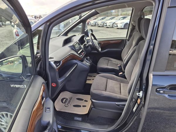 2015 Toyota Voxy HYBRID. 7 Seater.Cruise Control.Rear camera. Carousel 3