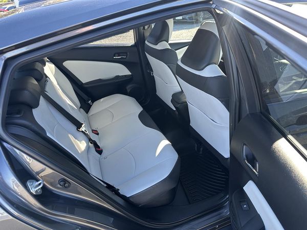 2018 Toyota Prius G.Leather.HUD.Radar cruise.Lane assist.Park sens.Alarm.8 Airbags. Carousel 1