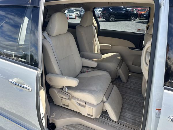 2015 Toyota Estima Aeras.Hybrid.Cruise control.Rear camera.Elctric doors. Carousel 2