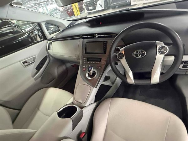 2015 Toyota Prius Transit Low km Hybrid S model Carousel 5