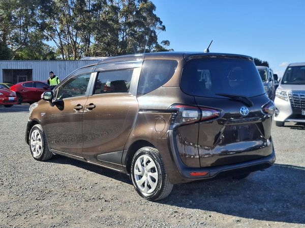2016 Toyota Sienta Hybrid G.7 seats.Lane assist.Safety radar.Button start. Carousel 6