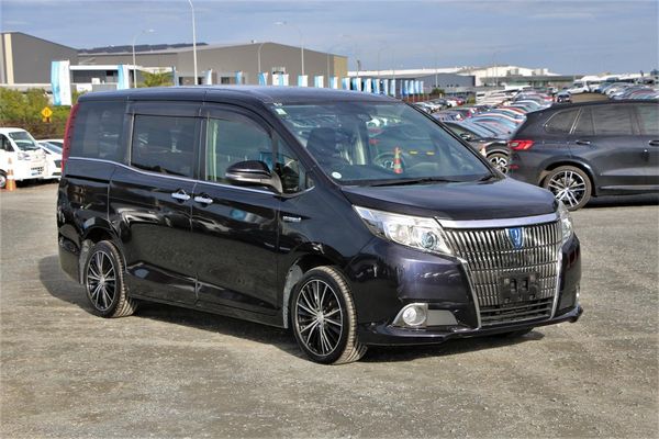 2016 Toyota ESQUIRE Hybrid.7 seats.Electric doors.Button start.New tires.