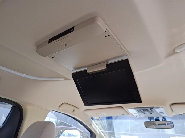 2016 Toyota Vellfire Hybrid.Radar cruise.Rear camera.Park sens.8 Airbags. Carousel 8