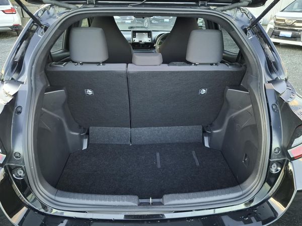 2022 Toyota Yaris Hybrid.Radar cruise.Lane assist.Park sensors.Alarm.Button start. Carousel 17
