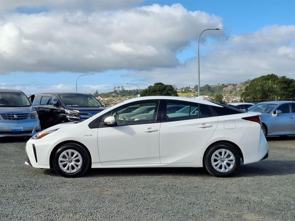 2020 Toyota Prius S.Radar cruise.Lane assist.Safety radar.Rear cam.8 Airbags. Carousel 12
