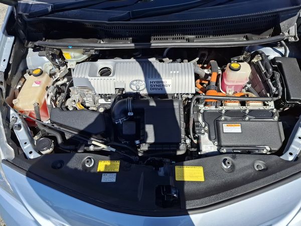 2013 Toyota Prius Alpha S.7 seater.Rear camera.8 Airbags. Carousel 4