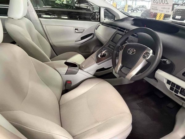 2015 Toyota Prius Transit Low km Hybrid S model Carousel 4