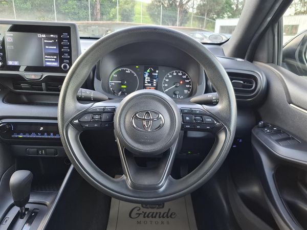 2022 Toyota Yaris Hybrid.Radar cruise.Lane assist.Park sensors.Alarm.Button start. Carousel 6