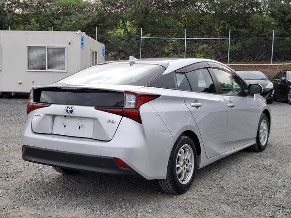 2019 Toyota Prius S.Radar cruise.Lane assist.Safety radar.Rear cam.8 Airbags. Carousel 17