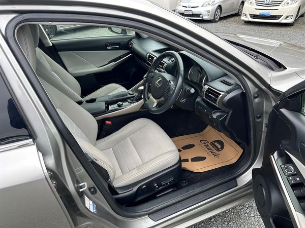 2014 Lexus IS 300h Hybrid.Cruise control.Alarm.10 Airbags.Rear camera. Carousel 18