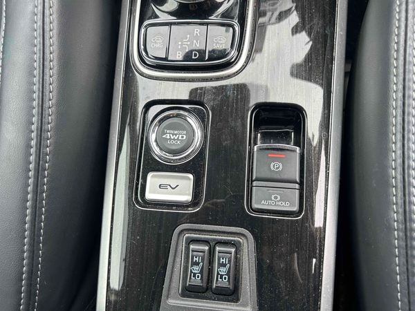 2018 Mitsubishi Outlander Transit PHV Hybrid Carousel 1