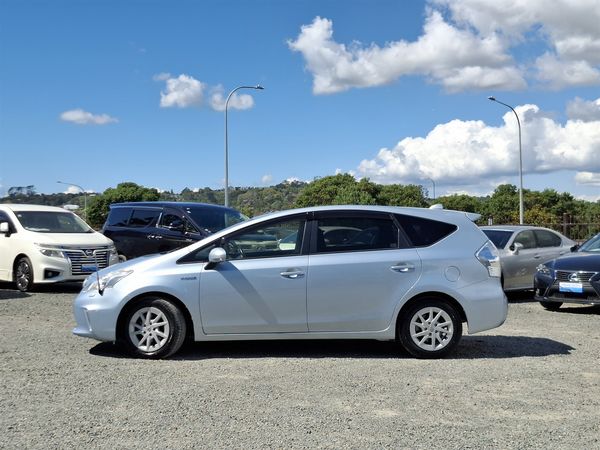 2013 Toyota Prius Alpha S.7 seater.Rear camera.8 Airbags. Carousel 13