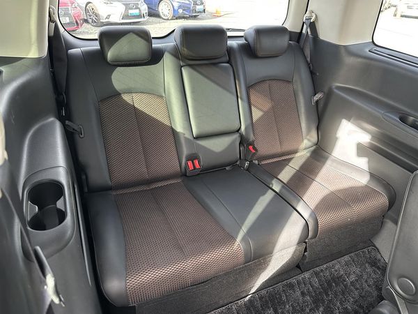 2012 Nissan Elgrand Highway star.Rear camera 7 Seats Carousel 2