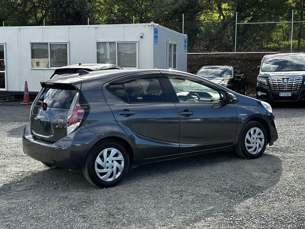 2015 Toyota Aqua Hybrid. SRS Airbags. Carousel 13