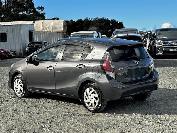 2015 Toyota Aqua Hybrid. SRS Airbags. Carousel 11