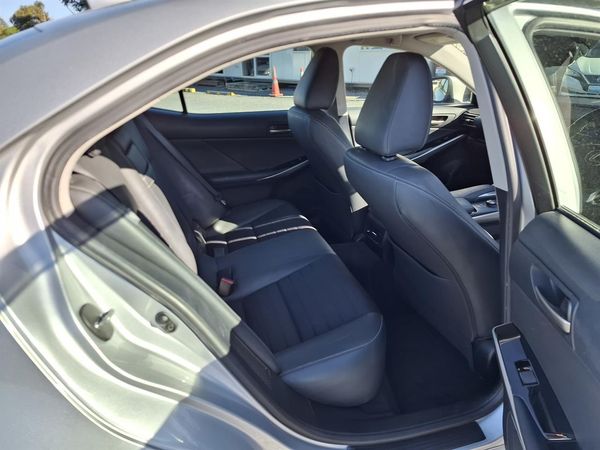 2017 Lexus IS 300h Radar cruise.Blind spot.Lane assist.Alarm.10 Airbags. Carousel 1