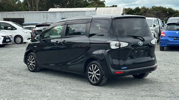 2017 Toyota Sienta Hybrid G.7 seats.Lane assist.Safety radar.Button start.Alloys Carousel 12