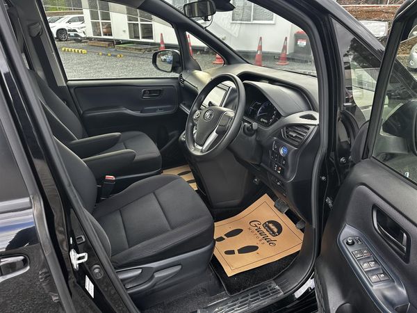 2017 Toyota Voxy Hybrid.Safety radar.Lane assist.Rear cam.Electic doors. Carousel 3