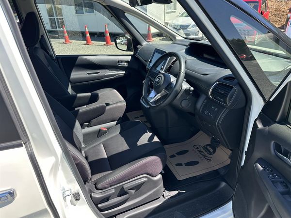2017 Nissan Serena Highway Star.Hybrid.8 seats.360 camera.Safery radar.Cruise control.Park sensors. Carousel 18