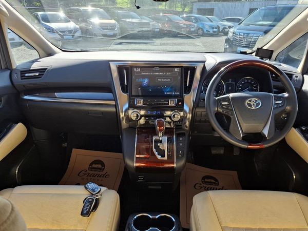 2016 Toyota Vellfire V spec.8 seats.Cruise control.Park sens.Alloys.8 Airbags. Carousel 7