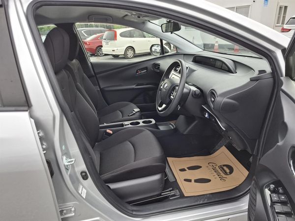 2019 Toyota Prius S.Radar cruise.Lane assist.Safety radar.Rear cam.8 Airbags. Carousel 1