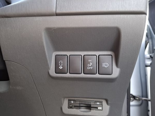 2013 Toyota Prius Alpha S.7 seater.Rear camera.8 Airbags. Carousel 9