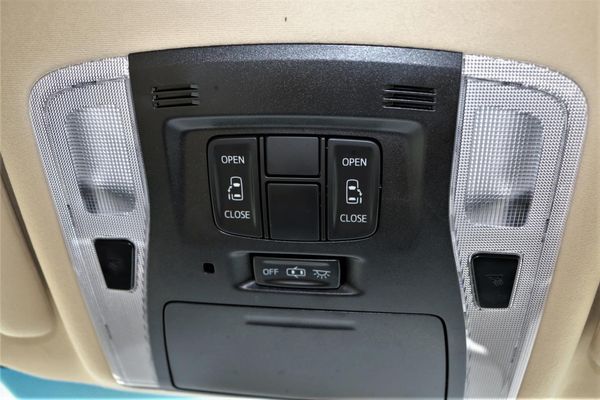 2017 Toyota Vellfire 8 seats.Rear camera.Park sensors.10 Airbags.Button start. Carousel 6