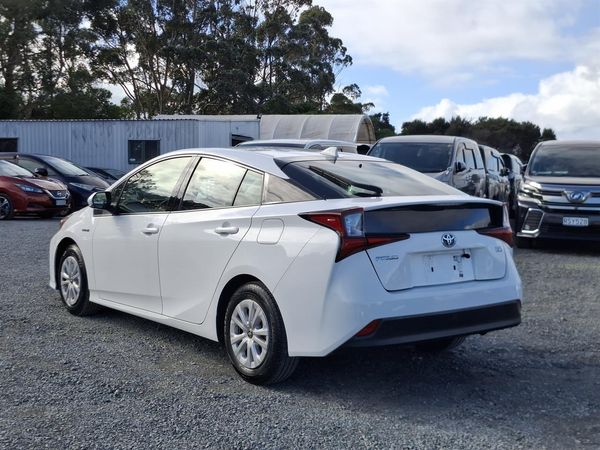 2020 Toyota Prius S.Radar cruise.Lane assist.Safety radar.Rear cam.8 Airbags. Carousel 13