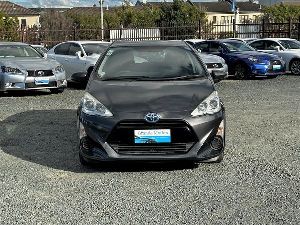 2015 Toyota Aqua Hybrid. SRS Airbags. Carousel 8