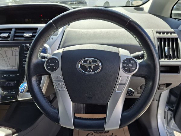 2013 Toyota Prius Alpha S.7 seater.Rear camera.8 Airbags. Carousel 17
